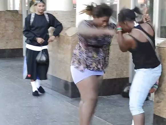 Kulimbana kwa bbws na xxx mulattos na vingwe.