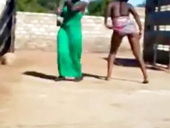 Ŵasungwana ŵa ku Africa ŵakuvina, ŵakuŵala mbunda zawo zifipa zakutowa.