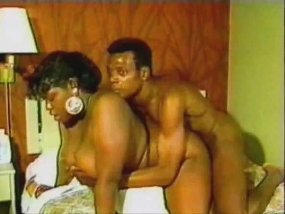 Mwanalume uyo wali na mudumbu mulara wakumukwezga pa vidiyo ya xxx, mbunda yifipa yikumovwira kuti wafumemo.