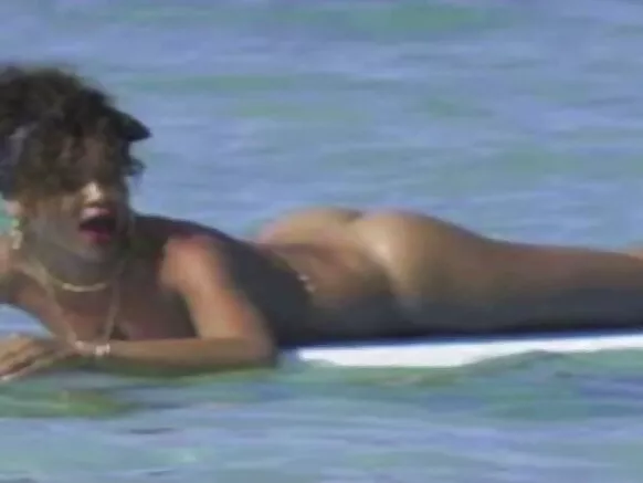 Rihanna wambura kucenjezga wakukhora mabere ghakuru hd.