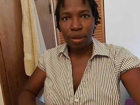 Ebony na mabere ghakuru wakupokera mkaka kufuma ku vidiyo yake ya vithuzithuzi vyamuziro ya ku Africa mu hd.