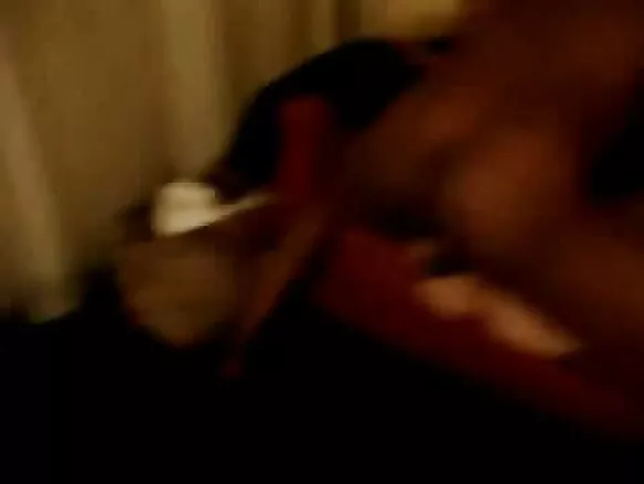 Kukhwima kwakufipa ebony blonde wakugonana na munthu mu vidiyo ya POV.