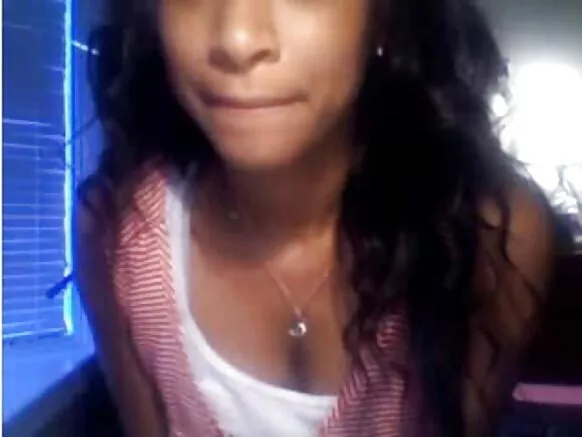 Msungwana wakutowa wakufipa wa ebony wakupereka blowjob kaŵiri pa webcam apo wakuseŵera nane.