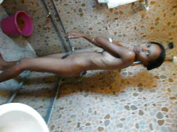 Slim wakufipa wakumeta pussy wakuwonelera vidiyo ya ŵawukirano ŵa ku Africa pambere.